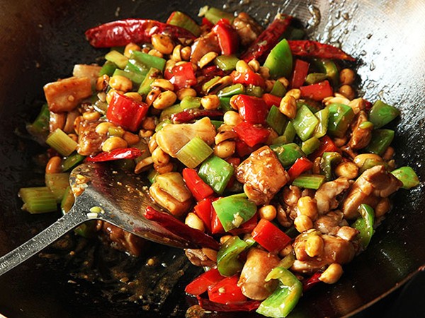 Diced chicken with peppers and peanuts (Takeout-style kung pao chicken)