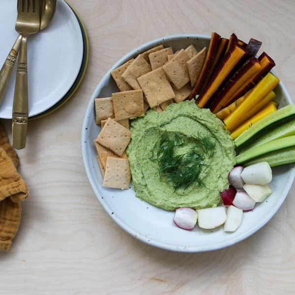 Dill & white bean spread with crackers