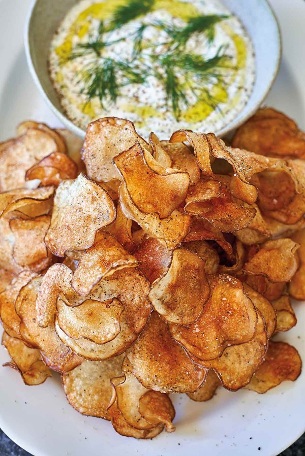 Dill dip with potato chips