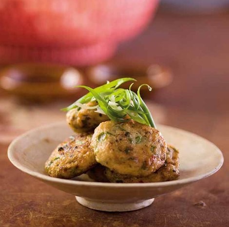 Din Daeng fish cakes (Cha cá Din Daeng)
