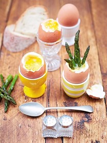 Dippy eggs & asparagus soldiers