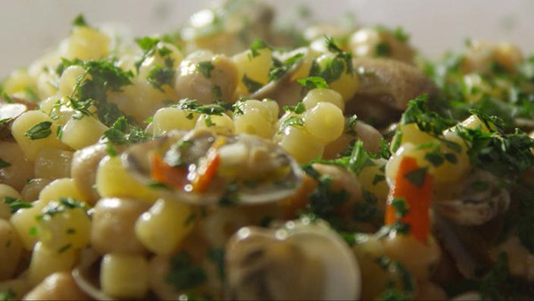 Ditalini with clams and chickpeas, cooked risotto-style (Ditalini risottati con vongole e ceci)