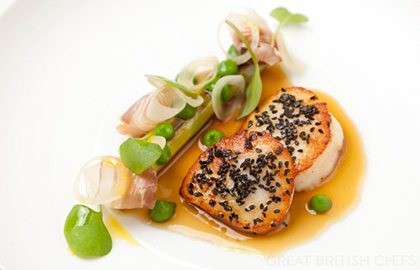 Dived scallops with charred leek, onion broth, pink purslane
