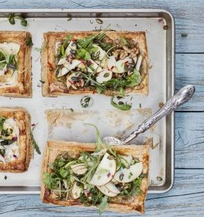 Dolcelatte tarts with apple nut salad