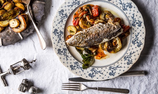 Dorade with potatoes and burst tomato sauce