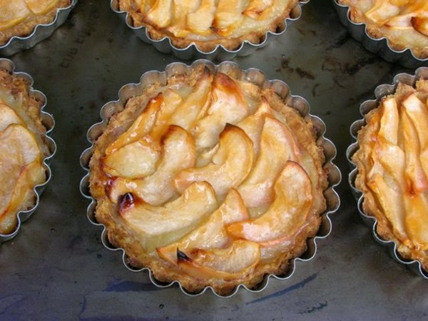 Double apple tarts with white chocolate