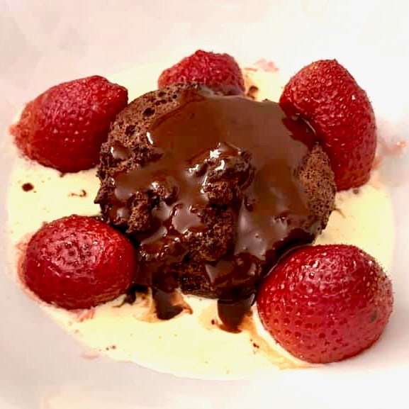 Double-baked chocolate soufflés with mocha sauce (Souflé sokolátas dýo forés psiméno me sáltsa móka)