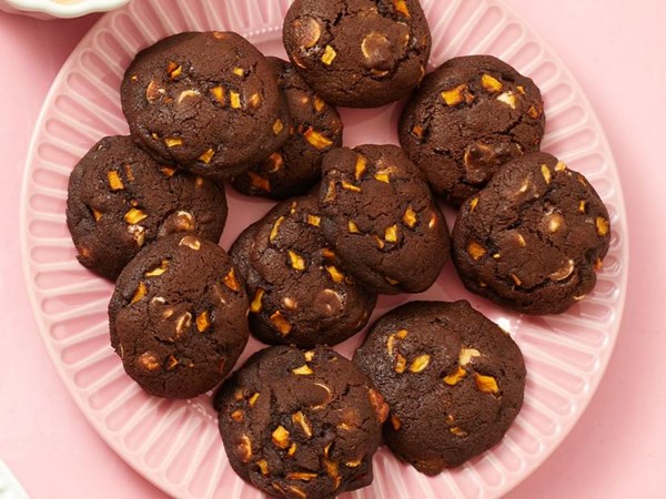 Double chocolate-peach cookies