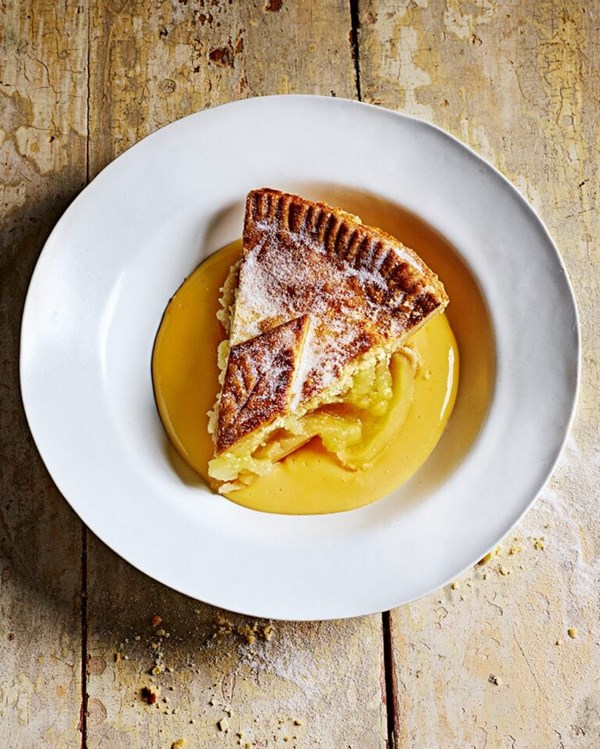 Double-crust apple pie with a touch of cinnamon