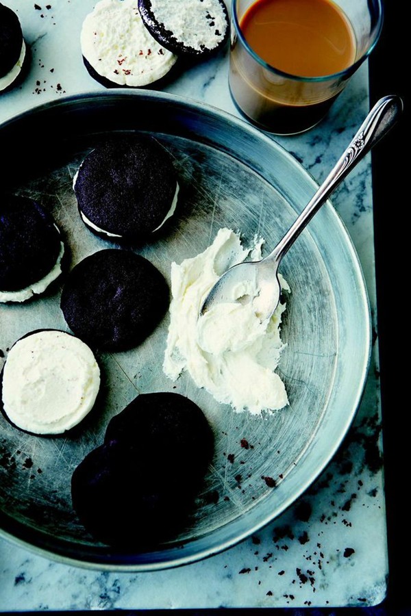 Double-stuff über-Oreo cookies