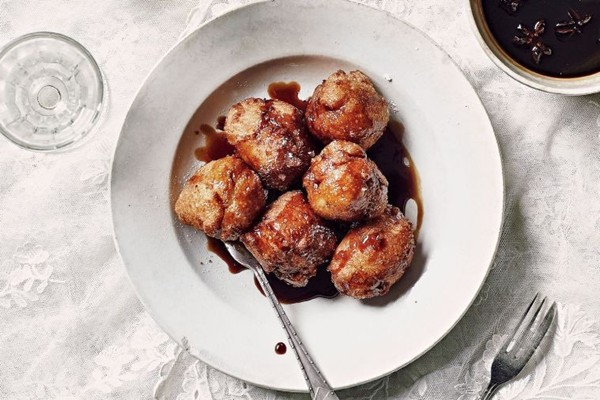 Doughnuts in anise caramel (Bunuelos)
