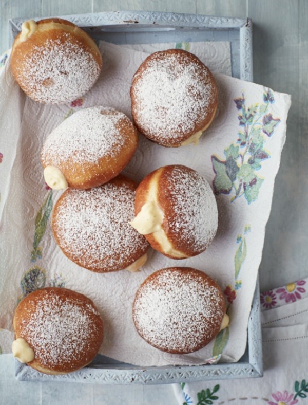 Doughnuts with custard or Advocaat cream 