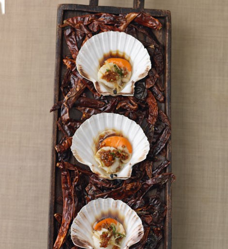 Dragon scallops with burning oil sauce
