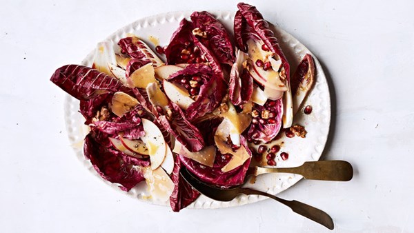 Dressed chicories with apple and Gouda
