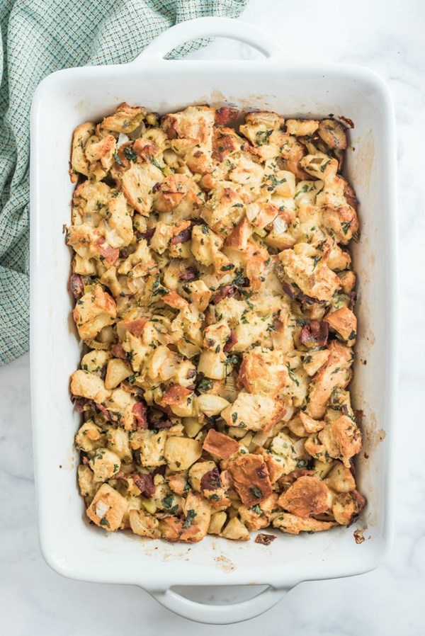 Dressing with apples, bacon and caramelized onions