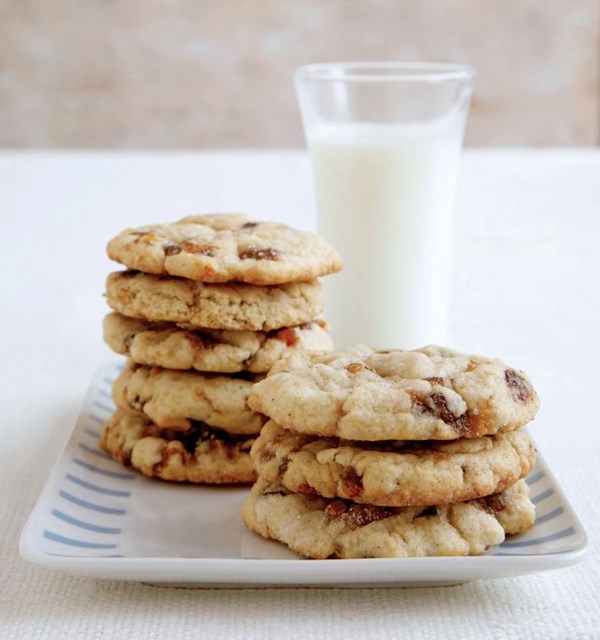 Dried-fruit cookies with cinnamon
