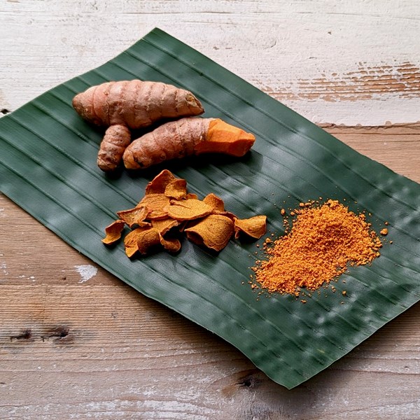 Dried galangal, ginger and turmeric powders