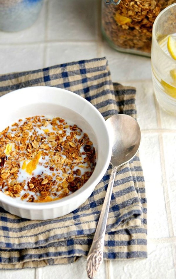 Dried mango and toasted coconut muesli