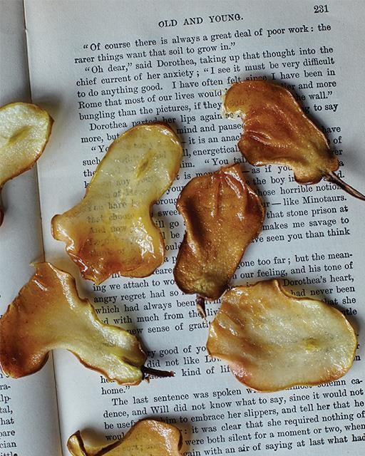Dried pear slices