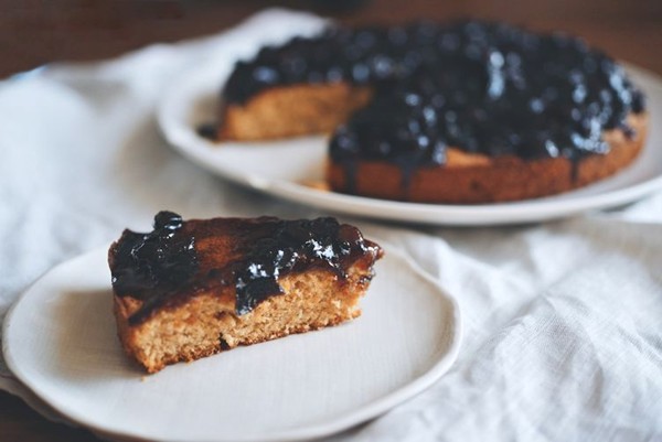 "Drunk" Christmas cake with raisins and prunes