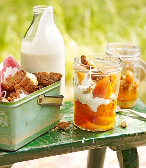 Drunken apricots with biscotti and cream