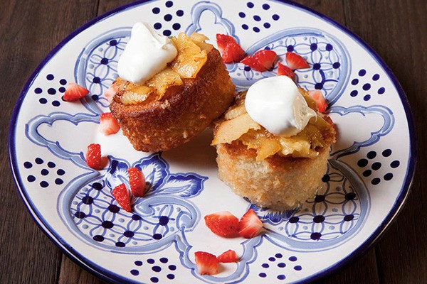 Drunken coconut and pineapple cake (Borrachitos de coconut oil y piña al mezcal)