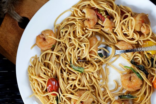 Drunken spaghetti with shrimp (Spaghetti khii mao)