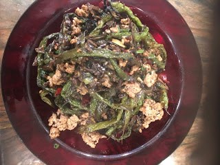Dry-fried string beans (Gānbiān sìjìdòu / 乾煸四季豆)