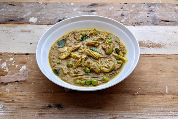 Dry green curry of vegetables