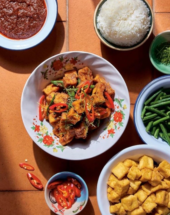 Dry red curry with pan-fried tofu & mushrooms (Pad prik king hed)