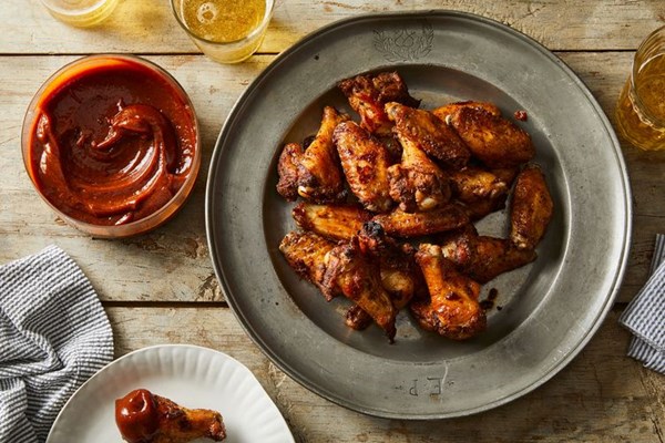 Dry-rubbed chicken wings with barbecue sauce 