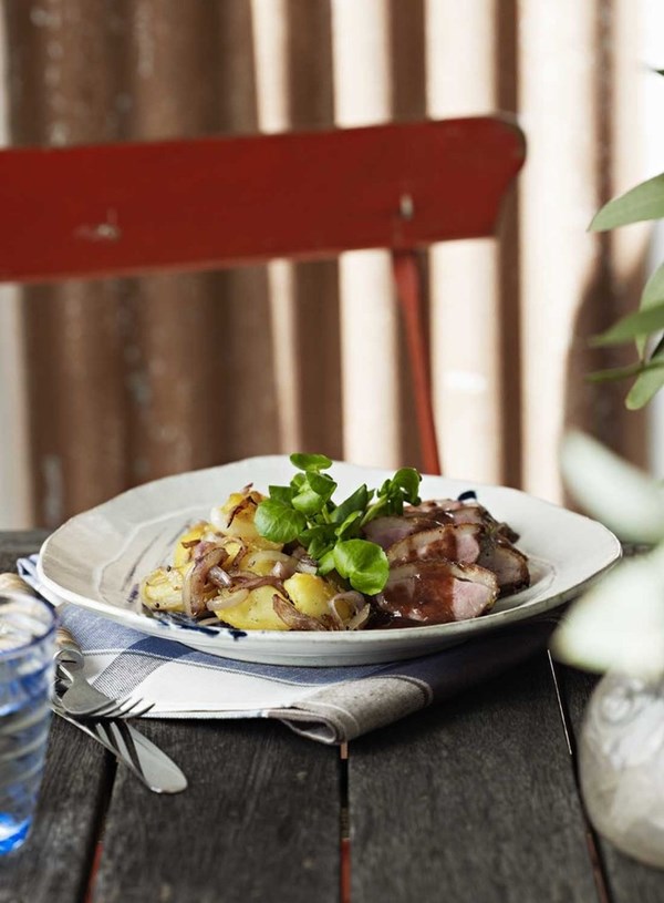 Duck breast with crispy potatoes and quince paste