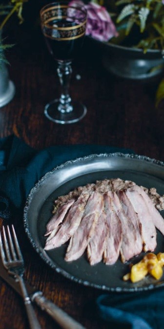 Duck breasts with peverada sauce and spiced apple compote (Petto d'anatra con peverada e mele speziate)