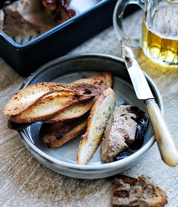 Duck liver pâté croûtes