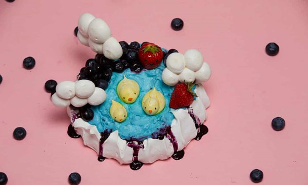 Duck pond-themed Pavlova