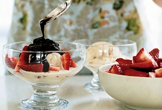 Dulce de leche ice cream with fresh strawberries and Mexican chocolate sauce