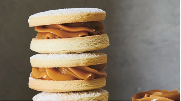 Dulce de leche sandwiches