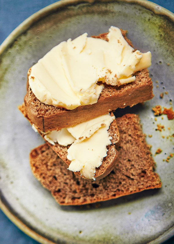 Dutch-style gingerbread loaf with spelt and honey