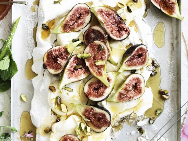 Earl Grey meringue with syrup-soaked figs