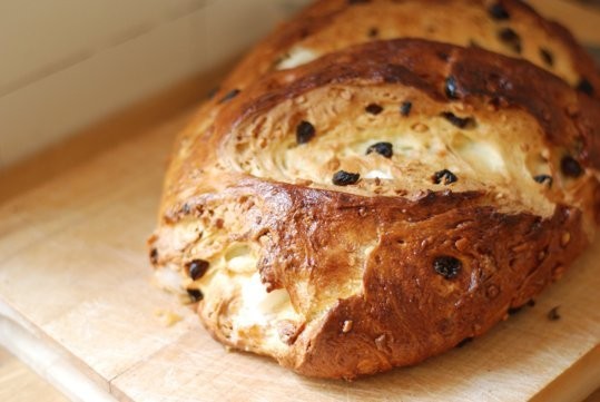 Easter bread with raisins and sugar cubes (Aachener poschweck)