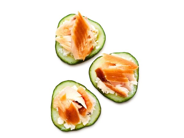 Easy 3-ingredient appetizer: cucumber + cheese spread + smoked trout