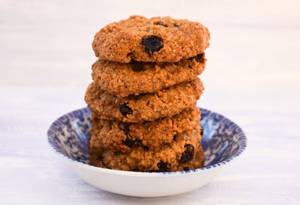 Easy almond & raisin cookies