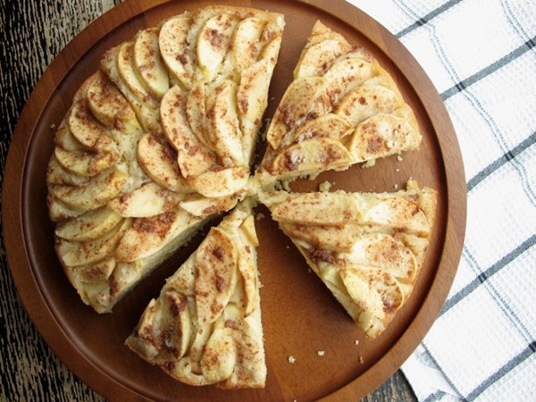 Easy apple cinnamon cake