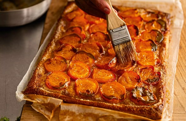 Easy apricot tart with almonds & lemon thyme