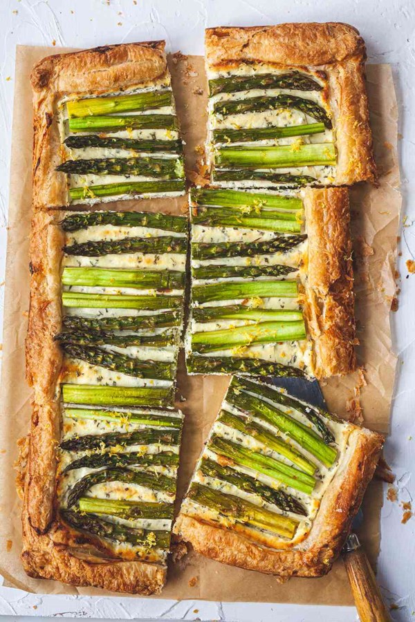 Easy asparagus tart with goat cheese