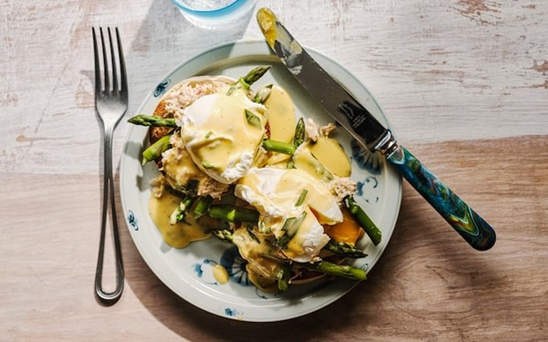Easy Benedict with crab, asparagus and Béarnaise