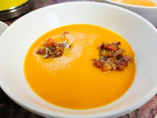 Easy butternut squash soup with candied bacon