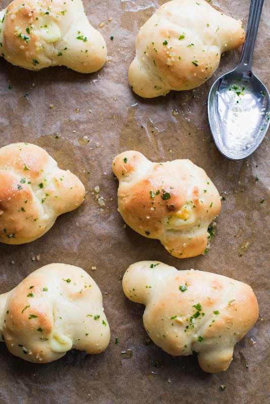 Easy cheesy garlic knots