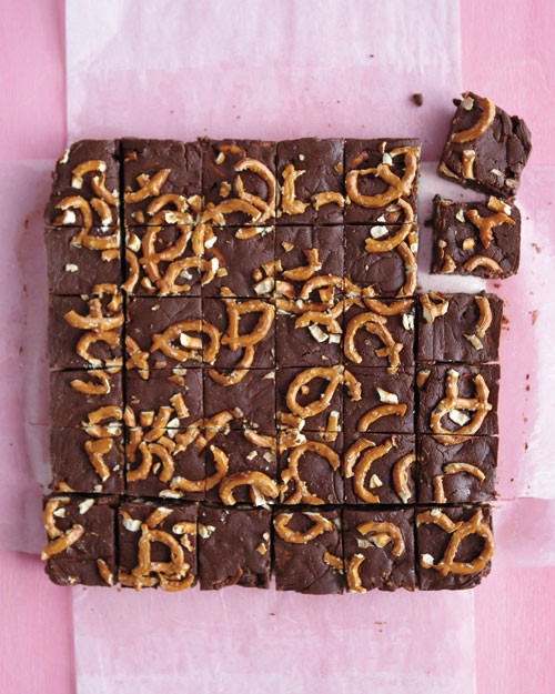 Easy chocolate fudge with pretzels