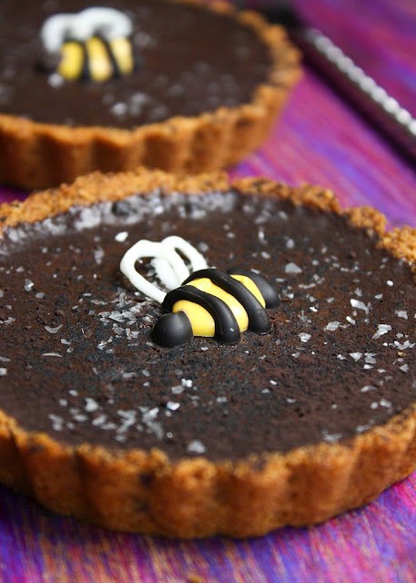 Easy chocolate tart with honey crust